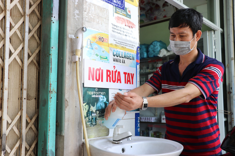 Người dân thị xã An Khê chủ động đeo khẩu trang, rửa tay sát khuẩn. Ảnh Ngọc Minh . Ảnh 