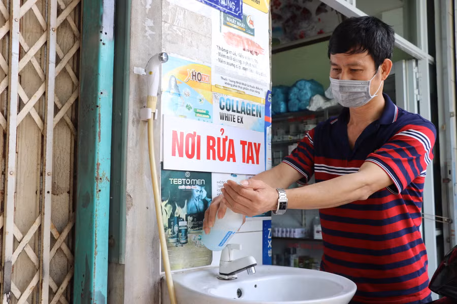 Người dân thị xã An Khê chủ động đeo khẩu trang, rửa tay sát khuẩn. Ảnh Ngọc Minh . Ảnh 