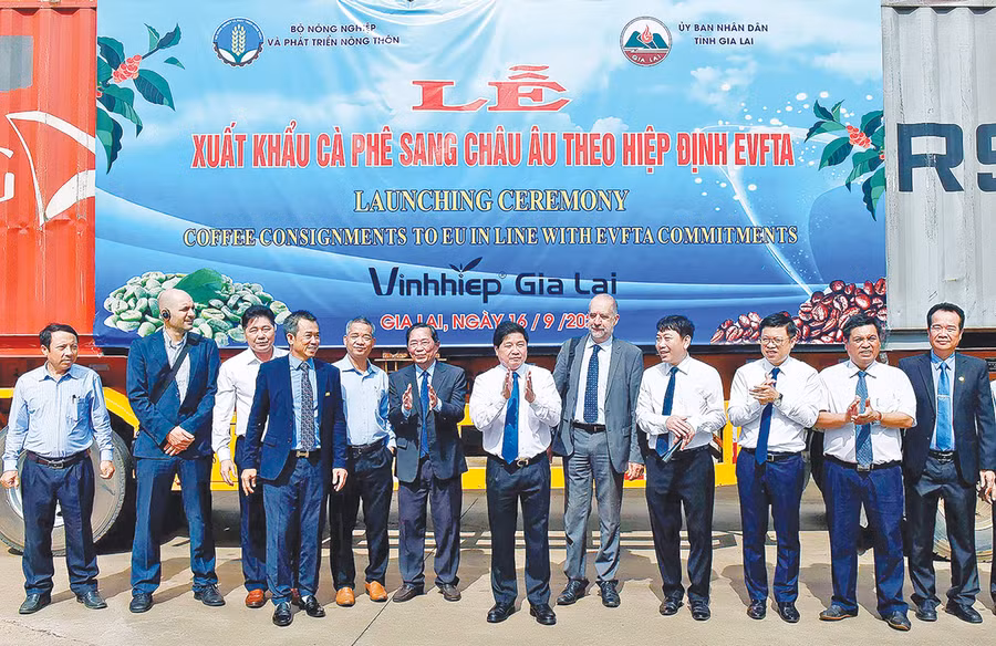 Lãnh đạo Bộ Nông nghiệp và PTNT và tỉnh Gia Lai phát lệnh xuất phát xe chở hàng xuất khẩu cà phê theo Hiệp định EVFTA. Ảnh: Đức Thụy