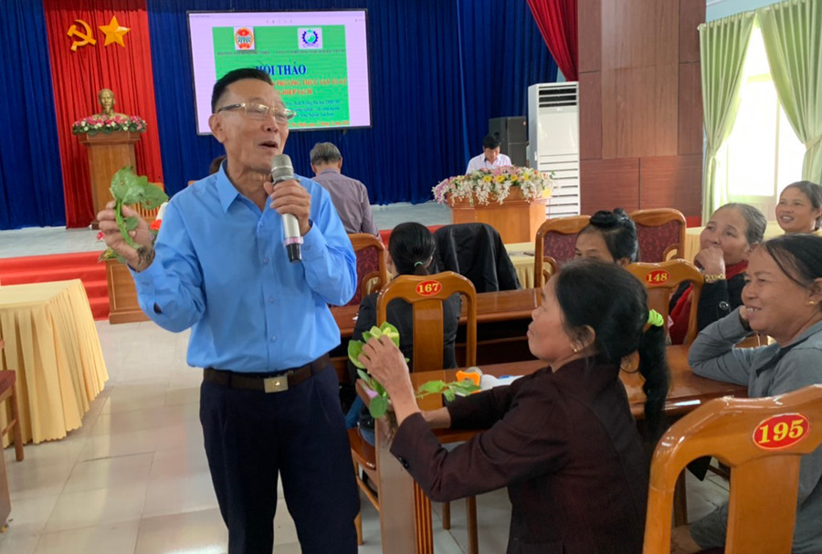 Phó Giáo sư-Tiến sĩ Phạm Tiến Dinh-thành viên Ban Chỉ đạo khoa học nông nghiệp-cây công nghiệp Tây Nguyên (Viện Nông nghiệp Việt Nam) giải đáp thắc mắc của bà con nông dân. Ảnh: Vũ Chi  Phó Giáo sư-Tiến sĩ Phạm Tiến Dinh-thành viên Ban Chỉ đạo khoa học nông nghiệp-cây công nghiệp Tây Nguyên (Viện Nông nghiệp Việt Nam) giải đáp thắc mắc của bà con nông dân. Ảnh: Vũ Chi