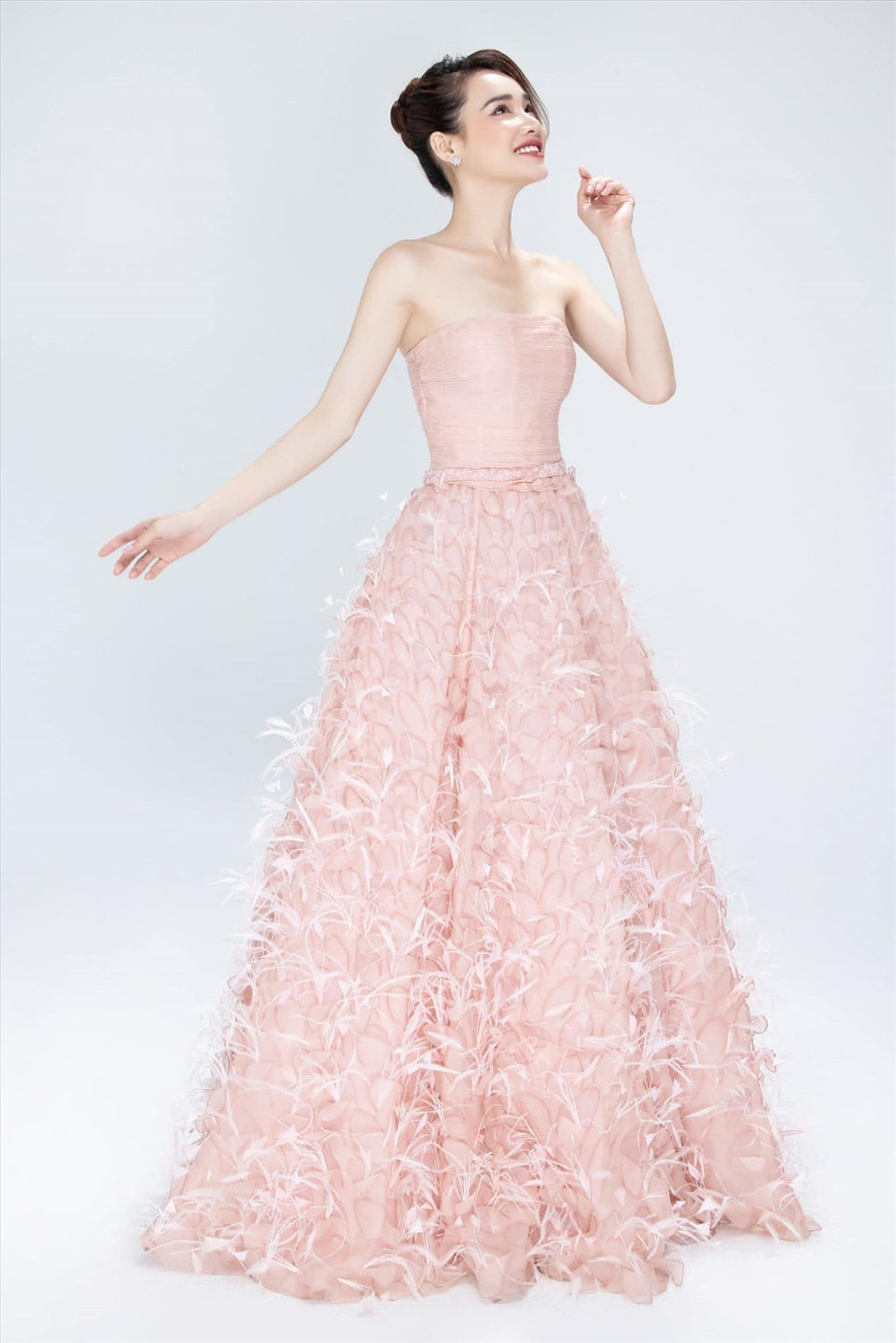 Cô nói thêm rằng bản thân biết khi được làm mẹ là được đảm nhiệm một sứ mệnh rất thiêng liêng và hạnh phúc. Tuy nhiên, mình vẫn khó tránh được việc thay đổi tâm sinh lý. Cô nói thêm rằng bản thân biết khi được làm mẹ là được đảm nhiệm một sứ mệnh rất thiêng liêng và hạnh phúc. Tuy nhiên, mình vẫn khó tránh được việc thay đổi tâm sinh lý.