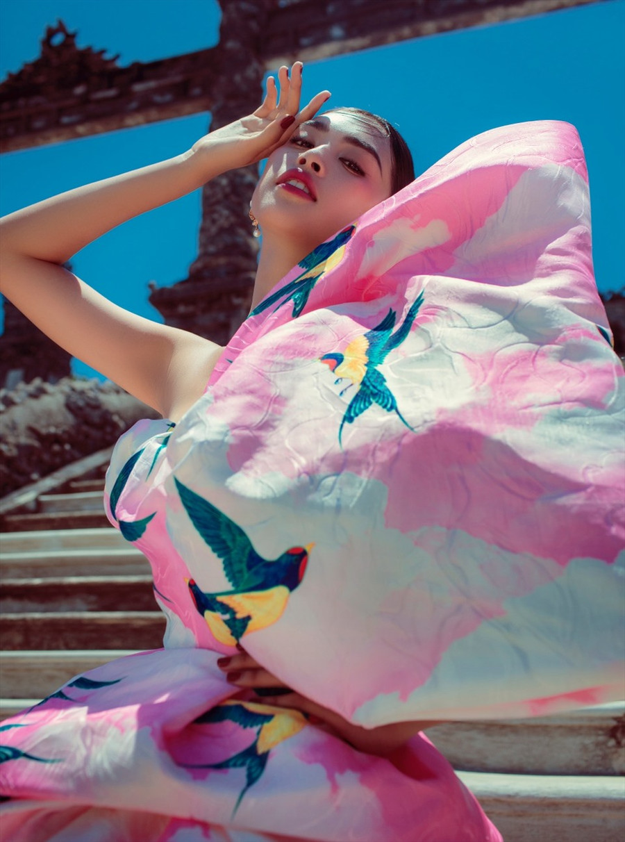 Tiểu Vy diện váy dạ hội với phom dáng oversize, cắt lớp xếp tầng đầy màu sắc cho năm mới 2021.