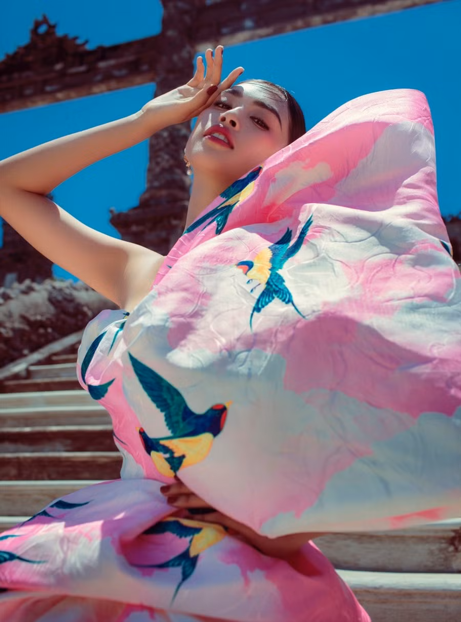 Tiểu Vy diện váy dạ hội với phom dáng oversize, cắt lớp xếp tầng đầy màu sắc cho năm mới 2021.