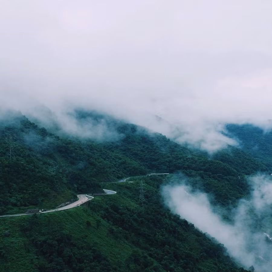 Đèo Hải Vân nơi có con đèo nên thơ, hùng vĩ, tráng lệ được mệnh danh là “Đệ nhất hùng quan” với cảnh sắc hữu tình. Ảnh: Đ.D