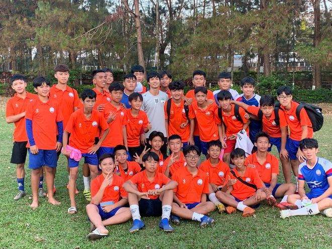 Các cầu thủ nhí chụp hình với Công Phượng. Ảnh: FBNV