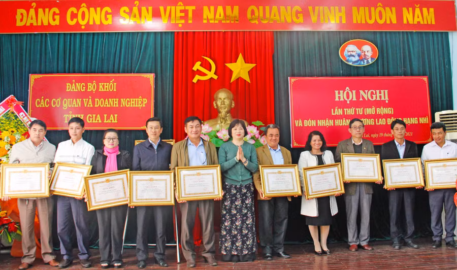 Bí thư Đảng ủy Khối các Cơ quan và Doanh nghiệp tỉnh tặng giấy khen cho các tổ chức cơ sở đảng đạt trong sạch, vững mạnh năm 2020