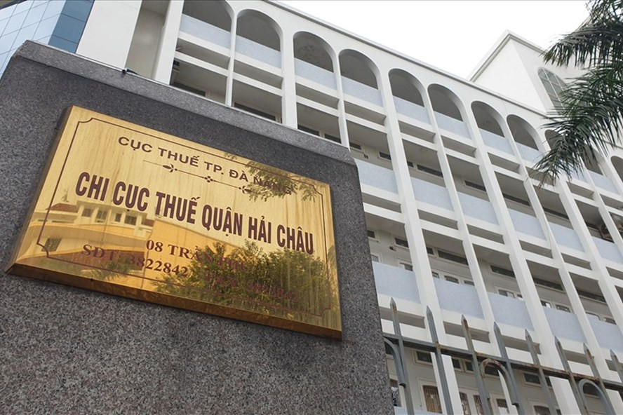 Người đàn ông tự đóng 25 tỉ thuế tại Chi cục Thuế quận Hải Châu sau khi kiếm 281 tỉ từ Google. Ảnh: HL Người đàn ông tự đóng 25 tỉ thuế tại Chi cục Thuế quận Hải Châu sau khi kiếm 281 tỉ từ Google. Ảnh: HL