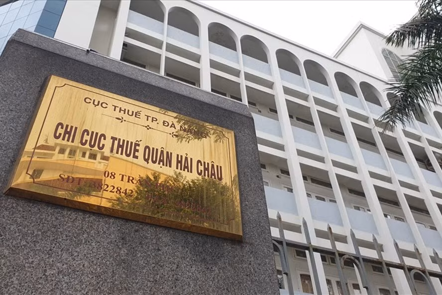  Người đàn ông tự đóng 25 tỉ thuế tại Chi cục Thuế quận Hải Châu sau khi kiếm 281 tỉ từ Google. Ảnh: HL