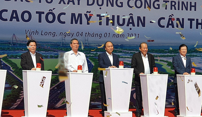 Thủ tướng Nguyễn Xuân Phúc cùng các đại biểu bấm nút khỏi công dự án cao tốc Mỹ Thuận - Cần Thơ Thủ tướng Nguyễn Xuân Phúc cùng các đại biểu bấm nút khỏi công dự án cao tốc Mỹ Thuận - Cần Thơ