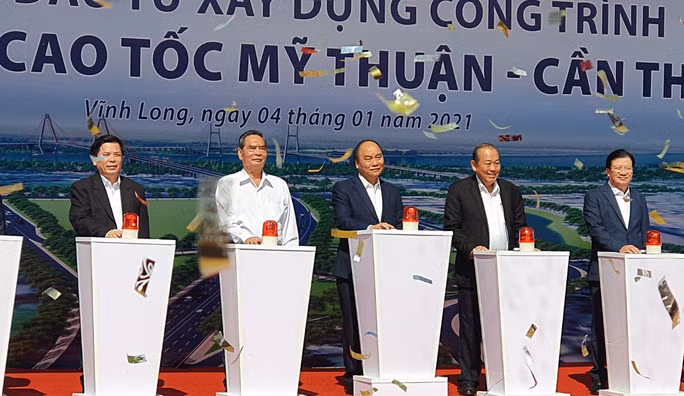 Thủ tướng Nguyễn Xuân Phúc cùng các đại biểu bấm nút khỏi công dự án cao tốc Mỹ Thuận - Cần Thơ