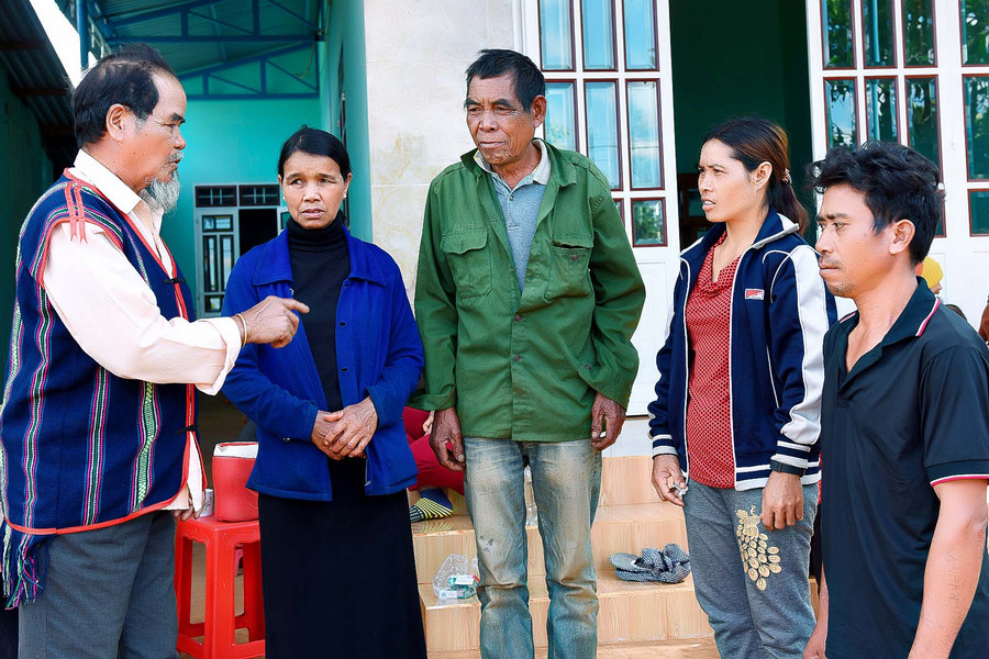 6.Gia Tip tuyên truyền động viên bà con, đoàn kết, yêu thương, giúp đỡ lẫn nhau, xây dựng gia đình ấm no, hạnh phúc, xây dựng nếp sống văn hóa ở khu dân cư, tình làng nghĩa xóm ngày càng bền chặt. Kết quả hàng năm được công nhận gia đình văn hóa đạt trên 95%, làng đạt văn hóa 6 năm liền.