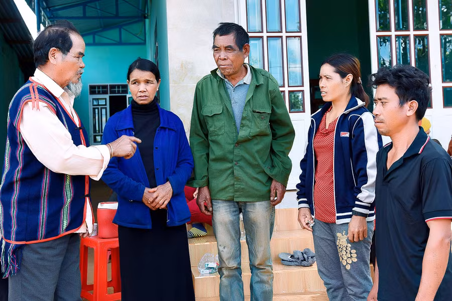 6.Gia Tip tuyên truyền động viên bà con, đoàn kết, yêu thương, giúp đỡ lẫn nhau, xây dựng gia đình ấm no, hạnh phúc, xây dựng nếp sống văn hóa ở khu dân cư, tình làng nghĩa xóm ngày càng bền chặt. Kết quả hàng năm được công nhận gia đình văn hóa đạt trên 95%, làng đạt văn hóa 6 năm liền.