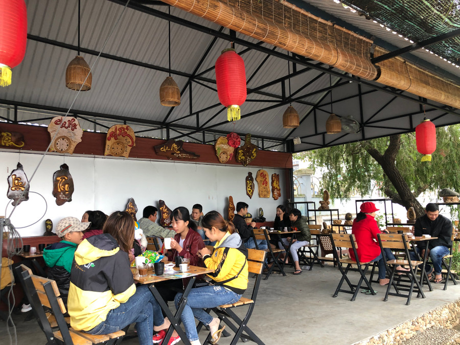 Ngày đầu năm 2021, cùng nhau hàn huyên chuyện trò bên ly cà phê là lựa chọn của nhiều gia đình ở Thị xã An Khê. Ảnh Ngọc Minh .