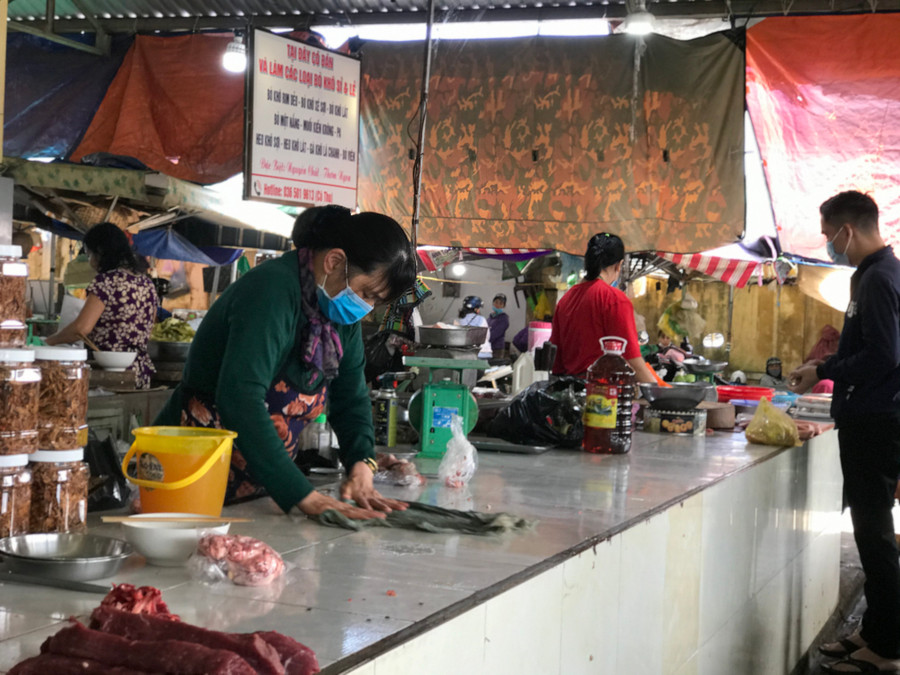 8. Nhiều quầy thịt heo đã hết sạch hàng từ lúc 9h sáng.