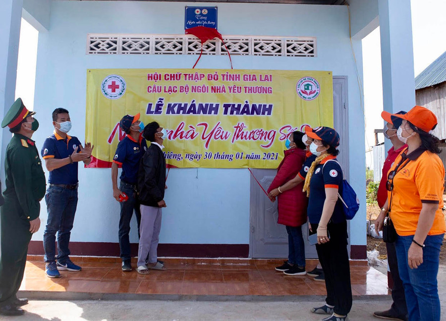  Đại diện Câu lạc bộ thiện nguyện Ngôi nhà yêu thương và lãnh đạo chính quyền địa phương tổ chức lễ khánh thành Ngôi nhà yêu thương số 2 cho anh Ange. Ảnh: Như Nguyện