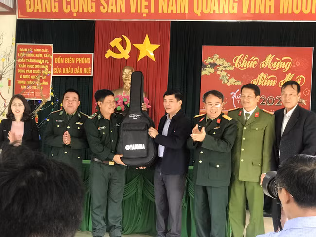 Bí thư Tỉnh ủy Đắk Lắk tặng đàn ghi ta cho cán bộ chiến sĩ biên phòng.