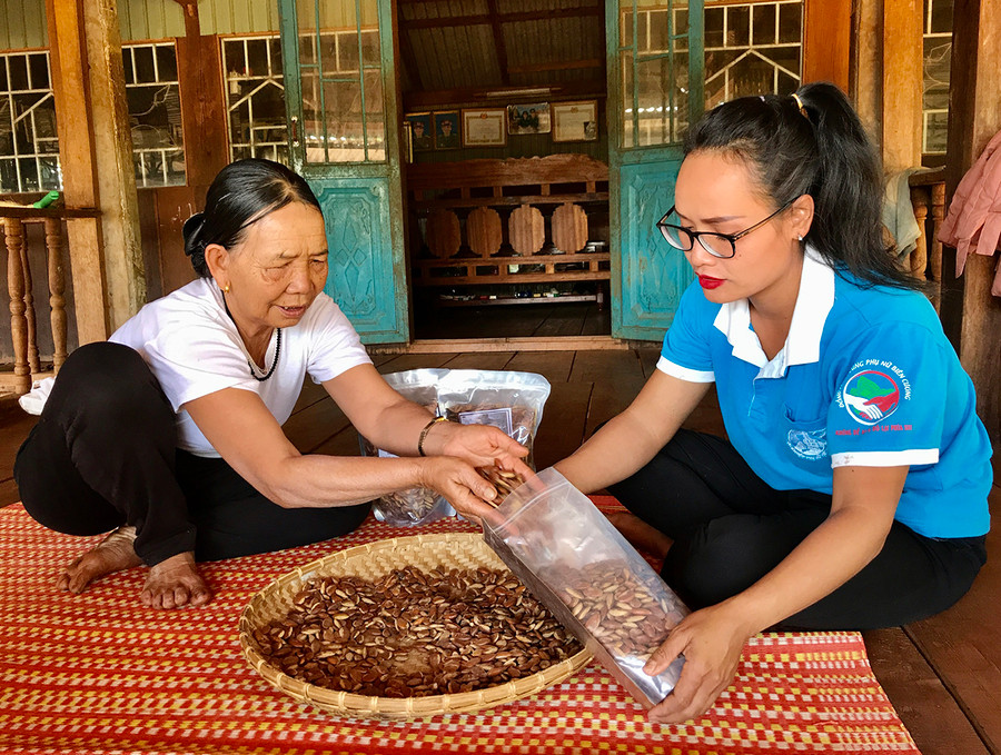 Chị H'Uyên Nie-Phó Chủ tịch Hội Liên hiệp Phụ nữ xã Ia Mơ Nông (bìa phải) hướng dẫn người dân cách đóng gói và bảo quản hạt kơ nia. Ảnh: Trần Dung Chị H'Uyên Nie-Phó Chủ tịch Hội Liên hiệp Phụ nữ xã Ia Mơ Nông (bìa phải) hướng dẫn người dân cách đóng gói và bảo quản hạt kơ nia. Ảnh: Trần Dung