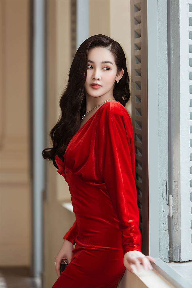 Dù là một thiết kế khá kín đáo nhưng vẫn giúp Hoa hậu Đại dương 2017 khoe khéo đường cong cơ thể ẢNH: NVCC