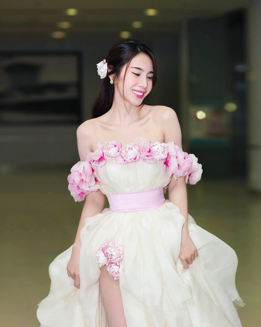 Sở hữu gương mặt xinh đẹp và ngoại hình quyến rũ, ca sĩ Thủy Tiên 