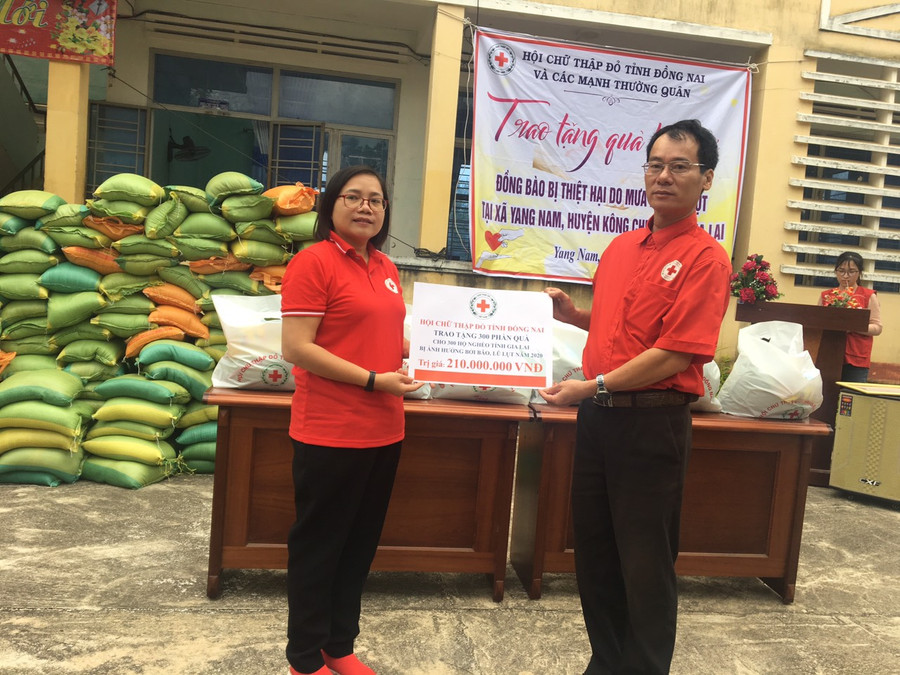 Đại diện Hội CTĐ tỉnh Đồng Nai (bìa trái) trao 300 phần quà cho Hội CTĐ tỉnh để tặng các hộ nghèo huyện Kông Chro. Ảnh: Hồng Ngọc