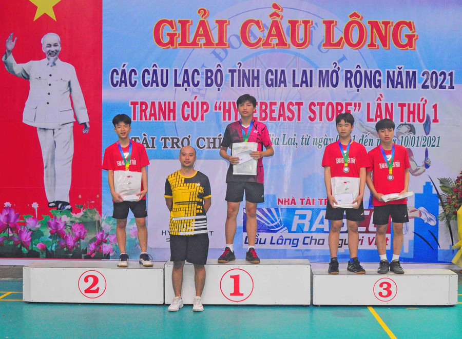 Giám đốc Công ty cổ phần Hypebeast Việt Nam Nguyễn Thế Anh trao giải cho các VĐV đạt thành tích cao nội dung đơn nam nhóm 1. Ảnh: Thiên Di