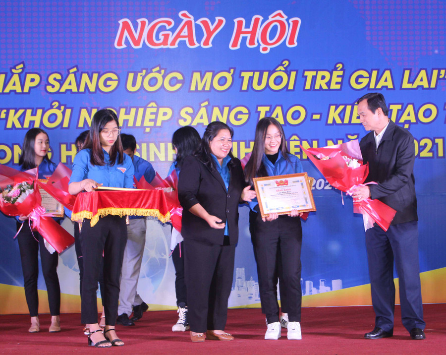 Đồng chí Võ Thanh Hùng-Ủy viên Ban Thường vụ Tỉnh ủy, Trưởng ban Dân vận Tỉnh ủy và chị Hà Thị Giang Thảo-Bí thư Tỉnh Đoàn tặng bằng khen cho học sinh tiêu biểu trong học tập, phong trào Tuổi trẻ sáng tạo