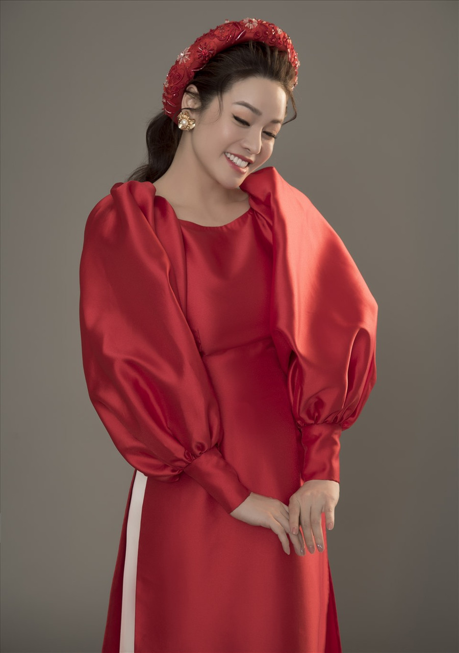 Nhan sắc của cô ngày càng đằm thắm, ngọt ngào và e ấp như một nàng xuân.