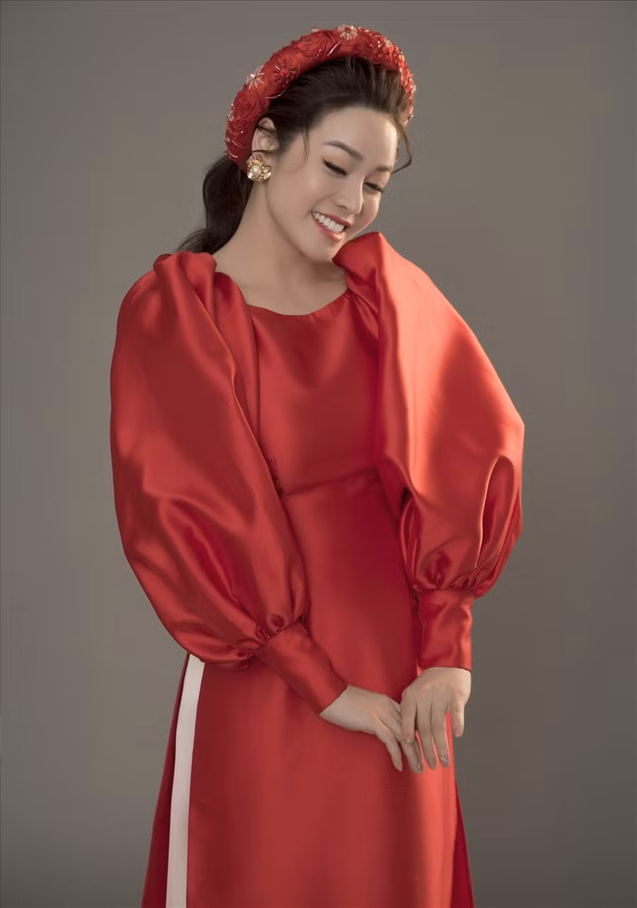 Nhan sắc của cô ngày càng đằm thắm, ngọt ngào và e ấp như một nàng xuân.