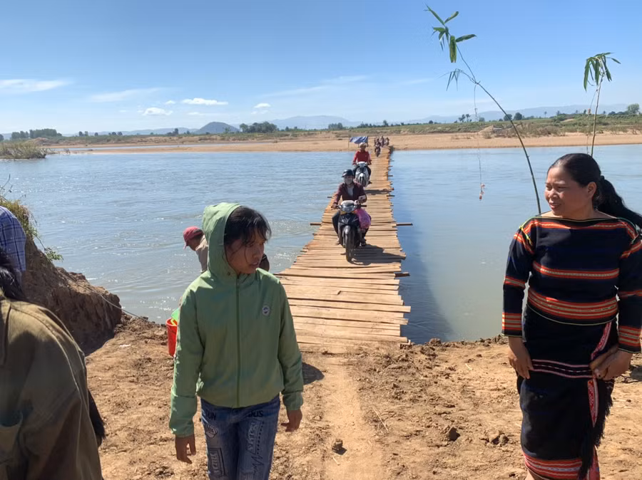 Bến nước đông vui, tấp nập trở lại sau khi nghi lễ cúng kết thúc. Ảnh.Vũ Chi