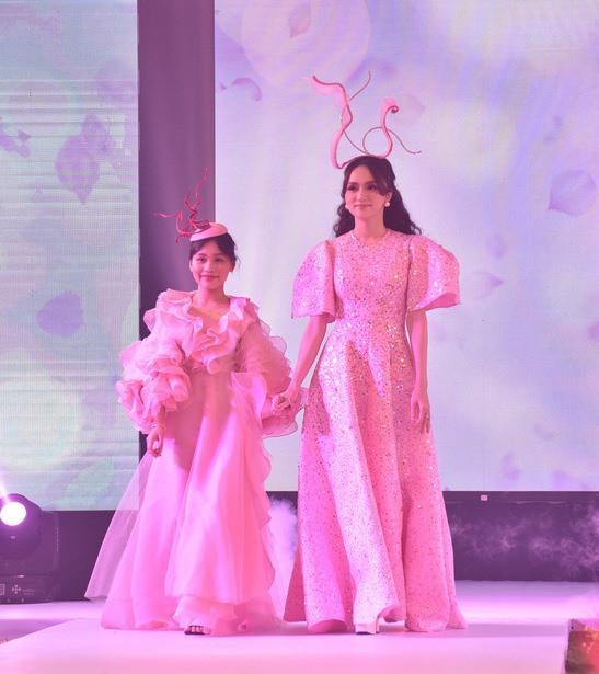 Đối lập với Hoàng Thùy, Hoa hậu Hương Giang gây thương nhớ với sắc hồng nữ tính, ngọt ngào.