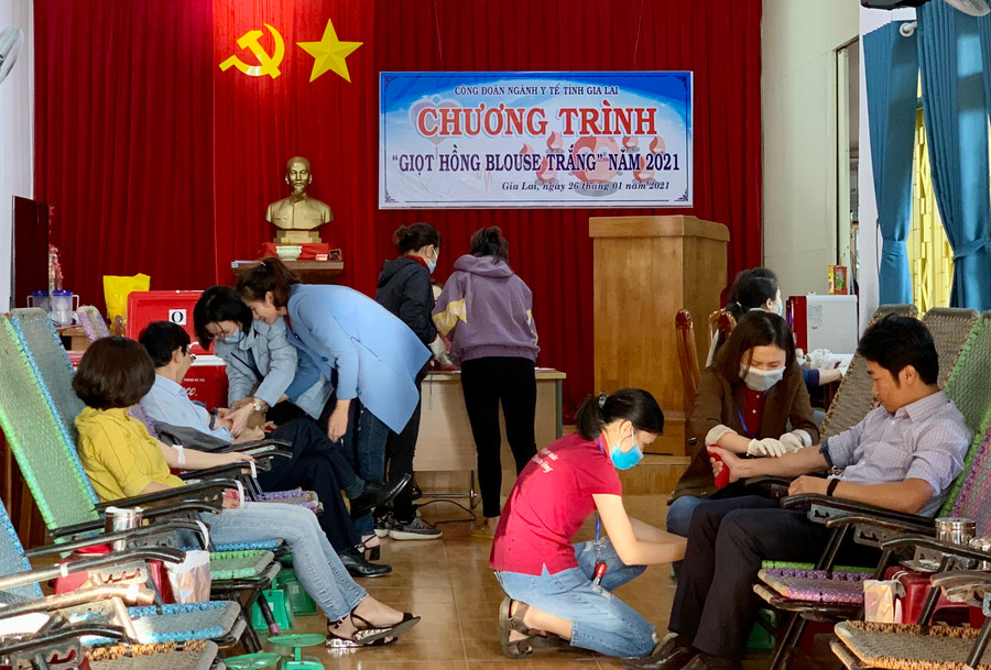 Chương trình “Giọt hồng Blouse trắng” lần thứ 2 thu hút trên 60 bác sĩ, nhân viên y tế tham gia đăng ký và thu được 57 đơn vị máu an toàn. Ảnh: Như Nguyện