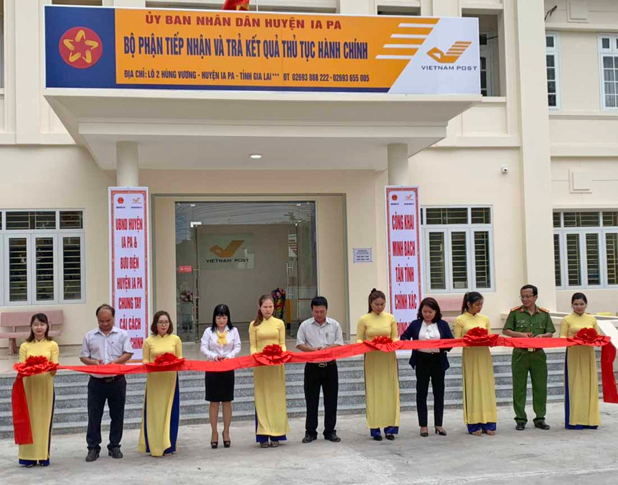 Đại diện lãnh đạo Bưu điện tỉnh và UBND huyện Ia Pa cắt băng khai trương bộ phận một cửa tại Bưu điện huyện.Ảnh.Vũ Chi
