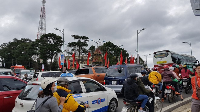 Mỗi dịp lễ tết và giờ cao điểm Đà Lạt lại kẹt xe ẢNH: LÂM VIÊN