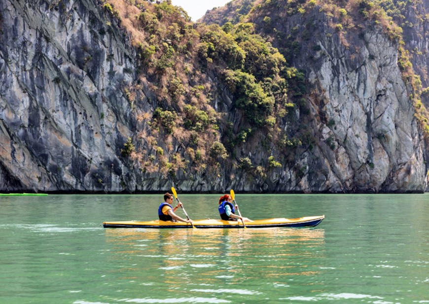 Cùng trải nghiệm vịnh Lan Hạ hoang sơ và thơ mộng với các tay 'kayaker.' (Ảnh: Mai Mai/Vietnam+)
