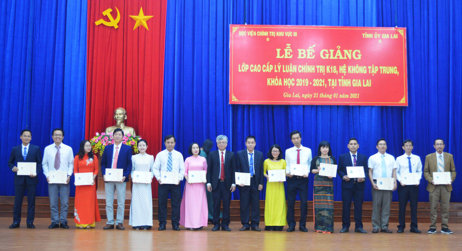 các học viên nhận bằng tốt nghiệp