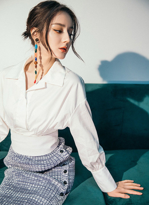 Chiếc sơ mi trắng chiết ở phần eo rất tôn dáng 