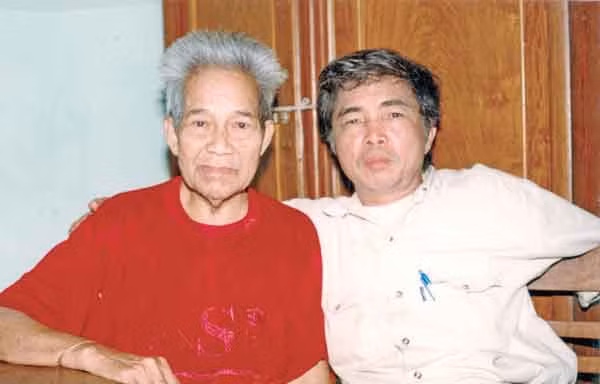 Cố họa sĩ Xu Man (bìa trái) và tác giả. Ảnh: Nguyễn Quang Tuệ