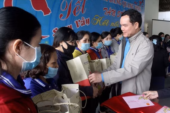 Chủ tịch Tổng LĐLĐ Việt Nam Nguyễn Đình Khang tới thăm và trao quà hỗ trợ công nhân lao động ở tỉnh Bình Định nhân Tết Tân Sửu. Ảnh do Tổng LĐLĐ VN cung cấp