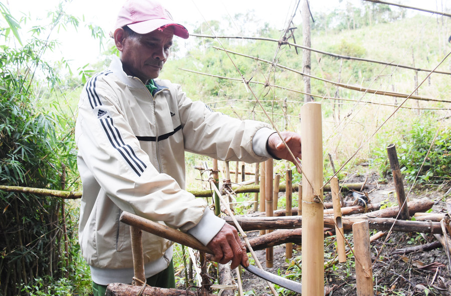 Ông Đinh Ngoai (làng Toòng, xã Tơ Tung, huyện Kbang) bên dàn đàn nước độc đáo