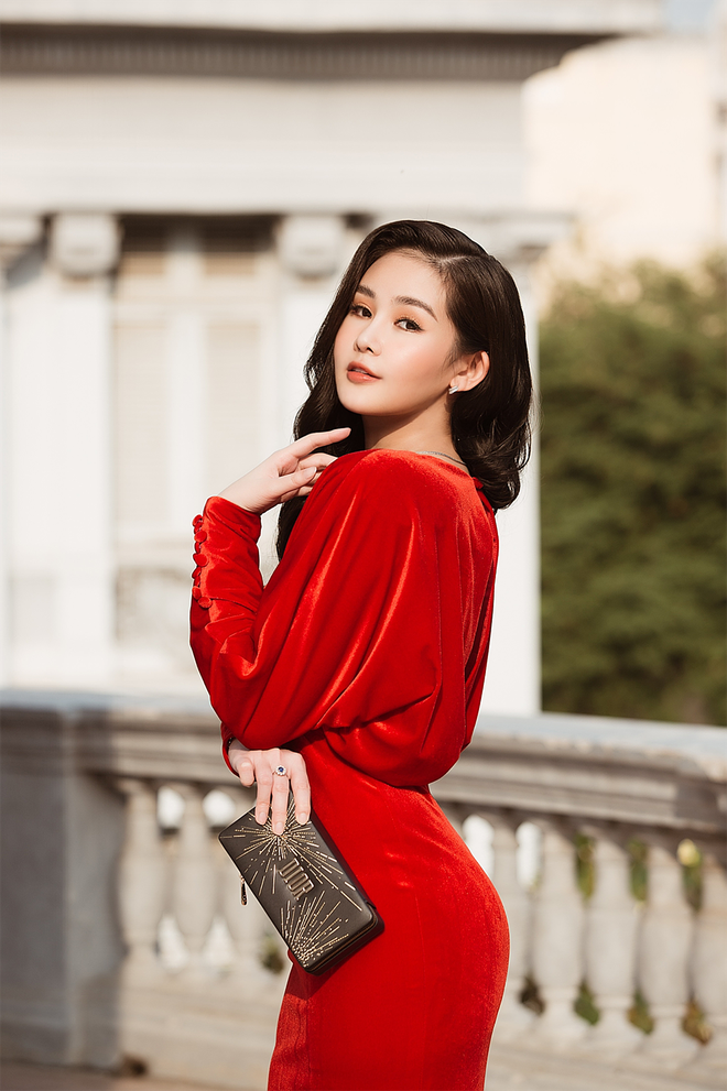 Hoa hậu Đại dương 2017 kết hợp thêm một số món phụ kiện bao gồm trang sức nhỏ bằng ruby và một chiếc ví cầm tay màu nâu của Dior. Bên cạnh đó, mái tóc dài và xoăn nhẹ khiến người đẹp càng trở nên quyến rũ ẢNH: NVCC