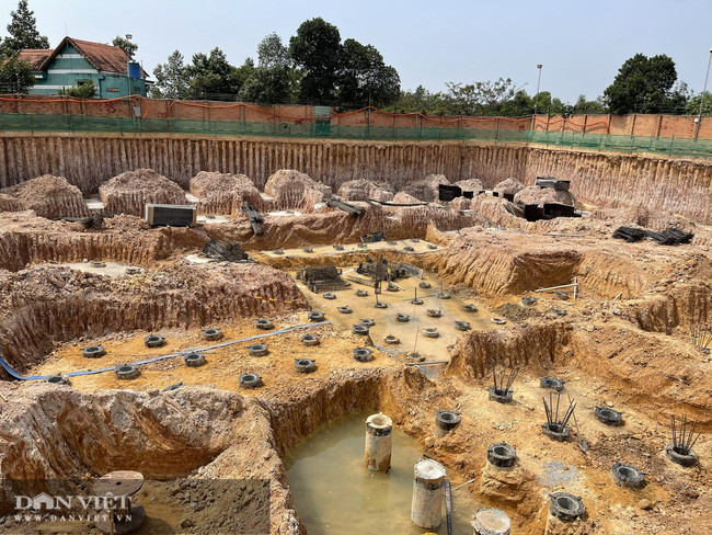Mặc dù công trình dự án đã được đào hầm sâu, đóng hàng trăm chiếc cọc bê tông xuống lòng đất nhưng đại diện của C-Holdings lại khẳng định là chưa làm. Ảnh: V.D