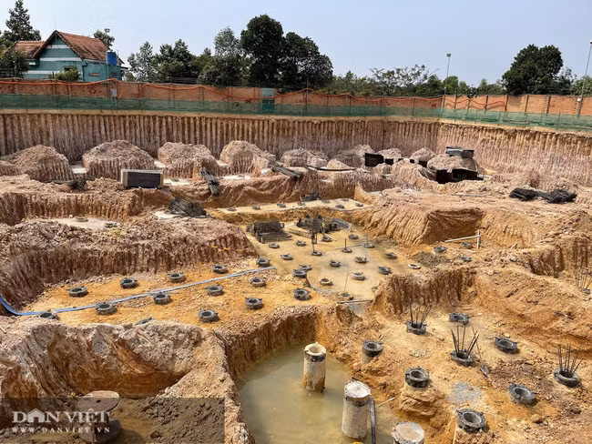 Mặc dù công trình dự án đã được đào hầm sâu, đóng hàng trăm chiếc cọc bê tông xuống lòng đất nhưng đại diện của C-Holdings lại khẳng định là chưa làm. Ảnh: V.D