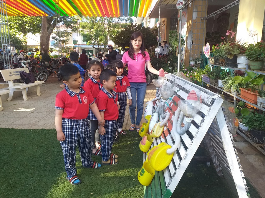Trường Mầm non Hoa Hồng (phường Hội Thương, TP. Pleiku) tổ chức hội thi làm đồ chơi từ rác thả nhựa. Ảnh: Trần Dung