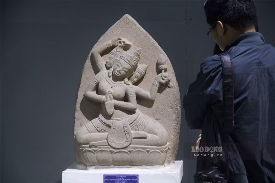 Bức phù điêu nữ thần Sarasvati hiện đang được trưng bày tại Bảo tàng Bình Định thuộc thế kỷ XII. Ảnh: N.T