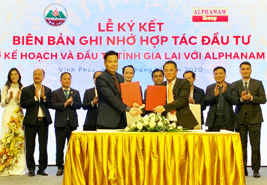 Ký kết giữa Sở Kế hoạch và Đầu tư tỉnh Gia Lai và Công ty cổ phần Tập đoàn Alphanam. Ảnh: Kim Linh Ký kết giữa Sở kế hoạch Đầu tư tỉnh Gia Lai và Công ty cổ phần Tập đoàn Alphanam. Ảnh: Kim Linh