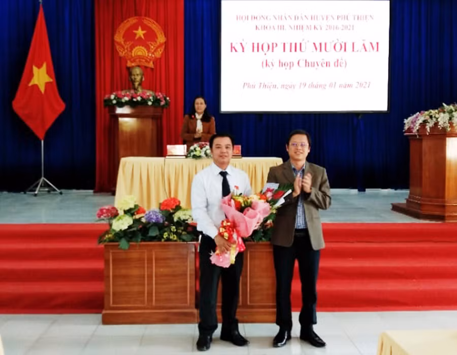  Kết quả 100% đại biểu HĐND huyện tại kỳ họp đã thống nhất bầu ông Vũ Hồng Duy-Ủy viên Ban Thường vụ huyện ủy, Phó Bí thư Thường trực Huyện ủy giữ chức danh Chủ tịch HĐND huyện Phú Thiện khóa III, nhiệm kỳ 2016-2021. Ảnh: Hoa Mai