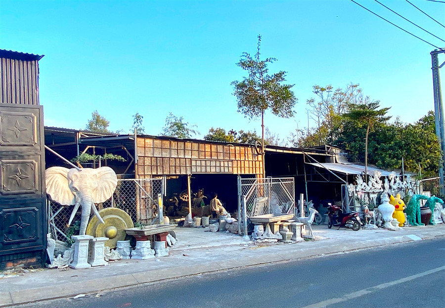 - Ảnh 1: Chúng tôi ghé thăm cơ sở điêu khắc Nguyễn Vinh (26A Phù Đổng, phường Hoa Lư, TP. Pleiku) để “mục sở thị” quy trình tạo ra những con trâu-linh vật của năm Tân Sửu-để trang trí Tết.