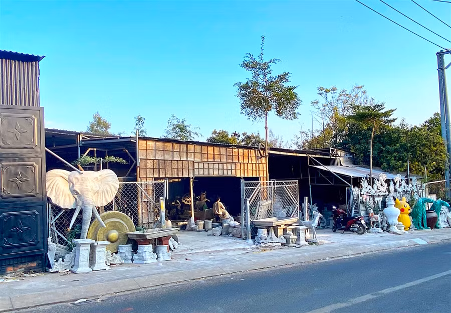 - Ảnh 1: Chúng tôi ghé thăm cơ sở điêu khắc Nguyễn Vinh (26A Phù Đổng, phường Hoa Lư, TP. Pleiku) để “mục sở thị” quy trình tạo ra những con trâu-linh vật của năm Tân Sửu-để trang trí Tết.