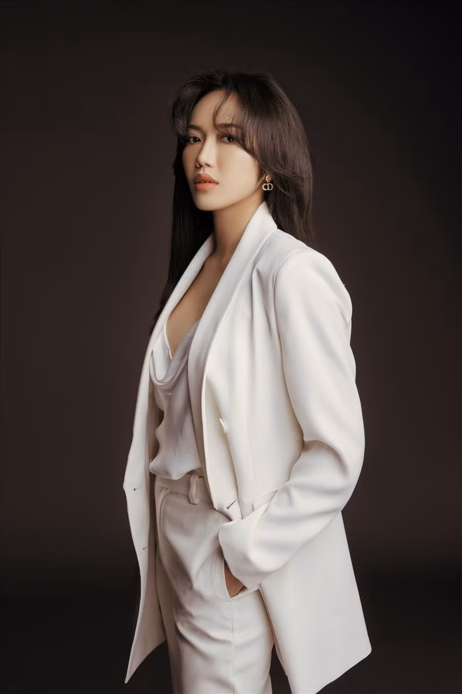 Đây cũng là lần hiếm hoi khán giả nhìn thấy Diệu Nhi khoác lên mình những bộ trang phục công sở nghiêm túc và chững chạc. Ảnh: NSCC.