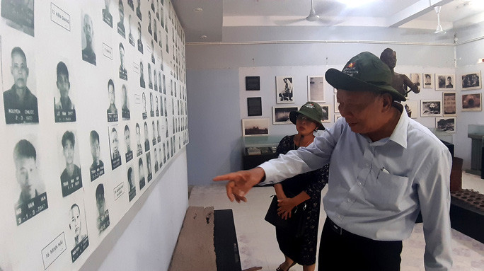 Doanh nhân Mai Năm trong một chuyến về nguồn